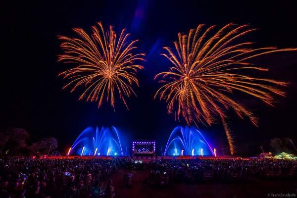 Partytime und Sommerlaune beim Festival Vents d’Est mit Livekonzerten, DJs, einer magischen Wassershow mit Laser, Lichtshow und Feuerwerk