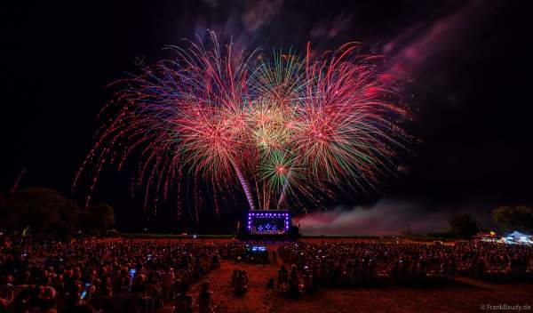 Partytime und Sommerlaune beim Festival Vents d’Est mit Livekonzerten, DJs, einer magischen Wassershow mit Laser, Lichtshow und Feuerwerk