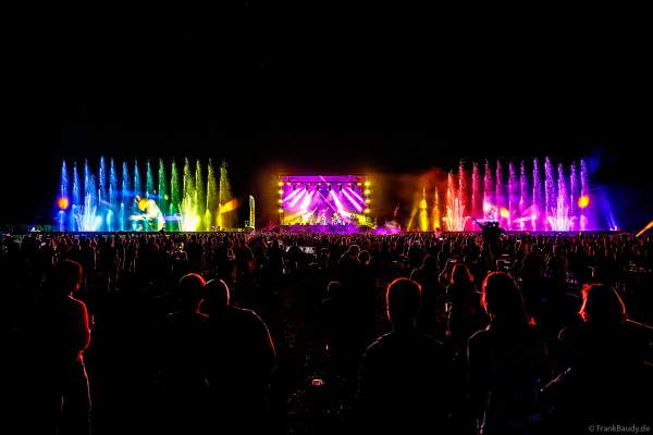 Partytime und Sommerlaune beim Festival Vents d’Est mit Livekonzerten, DJs, einer magischen Wassershow mit Laser, Lichtshow und Feuerwerk