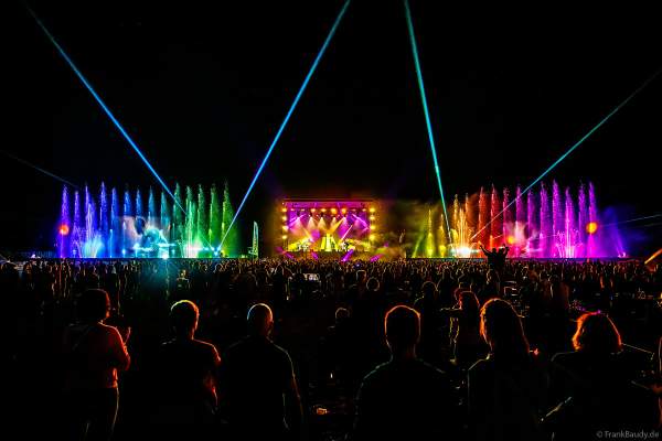 Partytime und Sommerlaune beim Festival Vents d’Est mit Livekonzerten, DJs, einer magischen Wassershow mit Laser, Lichtshow und Feuerwerk