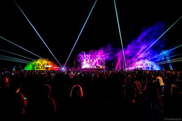 Partytime und Sommerlaune beim Festival Vents d’Est mit Livekonzerten, DJs, einer magischen Wassershow mit Laser, Lichtshow und Feuerwerk