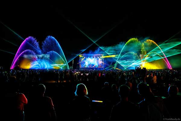Partytime und Sommerlaune beim Festival Vents d’Est mit Livekonzerten, DJs, einer magischen Wassershow mit Laser, Lichtshow und Feuerwerk
