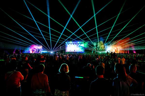 Partytime und Sommerlaune beim Festival Vents d’Est mit Livekonzerten, DJs, einer magischen Wassershow mit Laser, Lichtshow und Feuerwerk