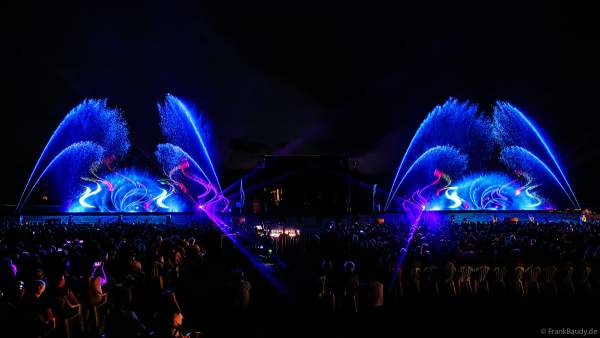 Partytime und Sommerlaune beim Festival Vents d’Est mit Livekonzerten, DJs, einer magischen Wassershow mit Laser, Lichtshow und Feuerwerk