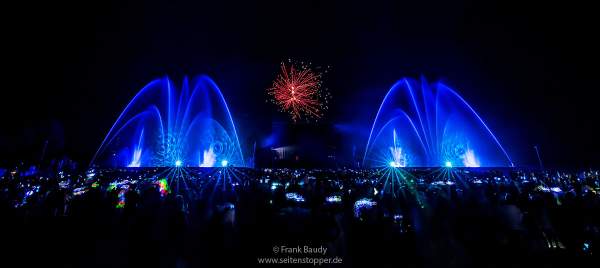 Partytime und Sommerlaune beim Festival Vents d’Est mit Livekonzerten, DJs, einer magischen Wassershow mit Laser, Lichtshow und Feuerwerk