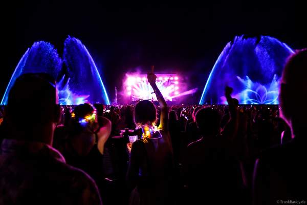 Partytime und Sommerlaune beim Festival Vents d’Est mit Livekonzerten, DJs, einer magischen Wassershow mit Laser, Lichtshow und Feuerwerk