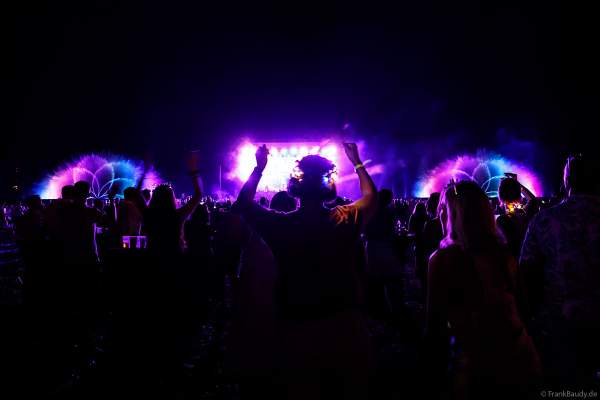 Partytime und Sommerlaune beim Festival Vents d’Est mit Livekonzerten, DJs, einer magischen Wassershow mit Laser, Lichtshow und Feuerwerk