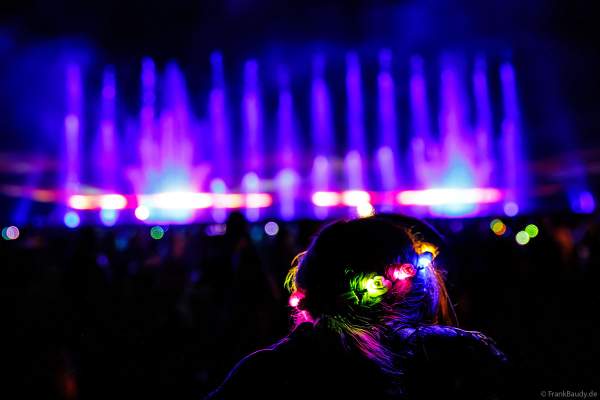 Partytime und Sommerlaune beim Festival Vents d’Est mit Livekonzerten, DJs, einer magischen Wassershow mit Laser, Lichtshow und Feuerwerk