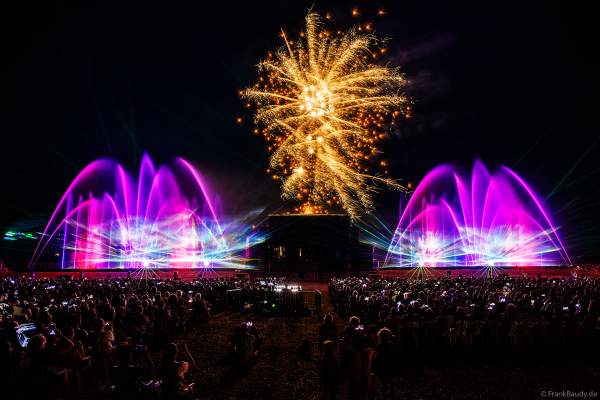 Partytime und Sommerlaune beim Festival Vents d’Est mit Livekonzerten, DJs, einer magischen Wassershow mit Laser, Lichtshow und Feuerwerk