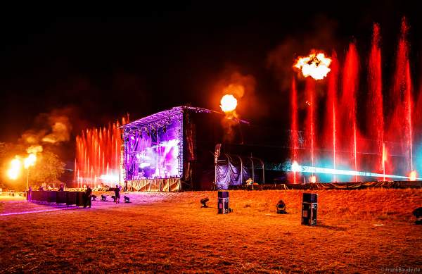 Partytime und Sommerlaune beim Festival Vents d’Est mit Livekonzerten, DJs, einer magischen Wassershow mit Laser, Lichtshow und Feuerwerk