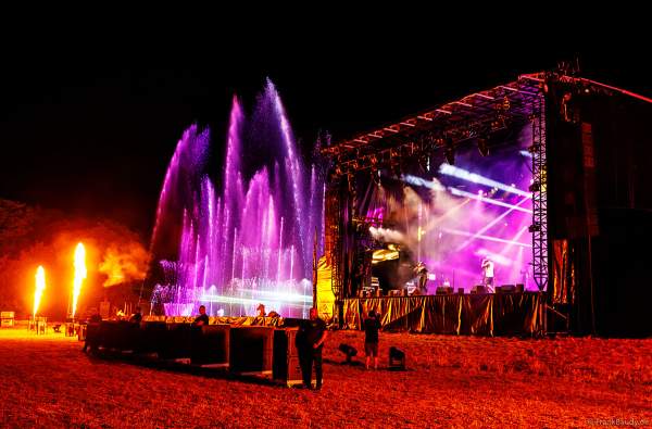 Partytime und Sommerlaune beim Festival Vents d’Est mit Livekonzerten, DJs, einer magischen Wassershow mit Laser, Lichtshow und Feuerwerk