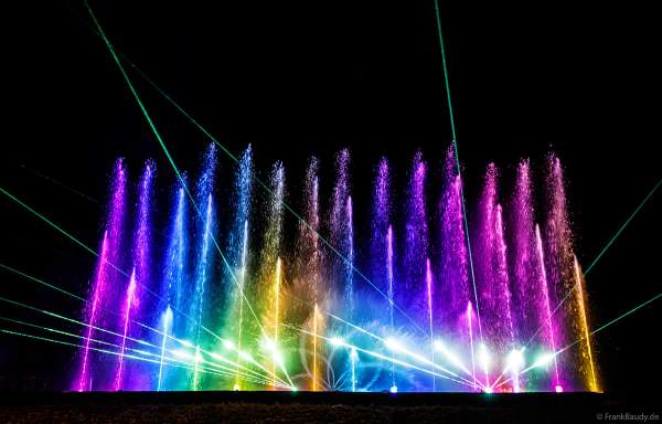 Partytime und Sommerlaune beim Festival Vents d’Est mit Livekonzerten, DJs, einer magischen Wassershow mit Laser, Lichtshow und Feuerwerk