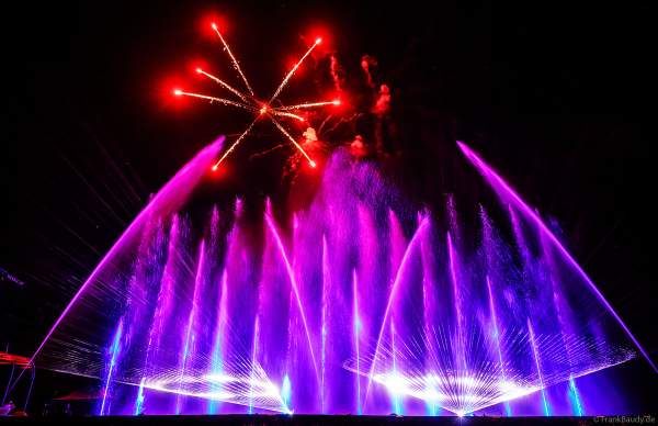 Partytime und Sommerlaune beim Festival Vents d’Est mit Livekonzerten, DJs, einer magischen Wassershow mit Laser, Lichtshow und Feuerwerk