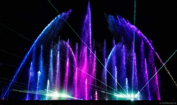 Partytime und Sommerlaune beim Festival Vents d’Est mit Livekonzerten, DJs, einer magischen Wassershow mit Laser, Lichtshow und Feuerwerk