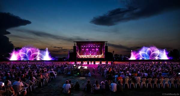 Partytime und Sommerlaune beim Festival Vents d’Est mit Livekonzerten, DJs, einer magischen Wassershow mit Laser, Lichtshow und Feuerwerk