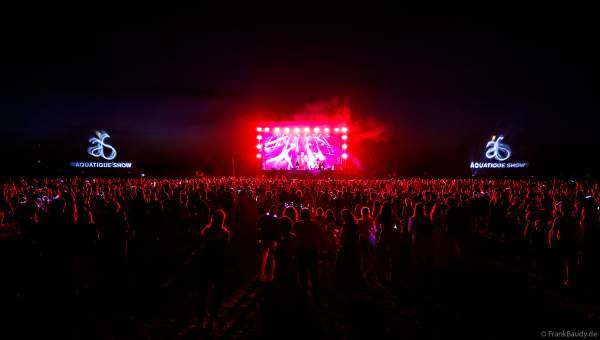 Partytime und Sommerlaune beim Festival Vents d’Est mit Livekonzerten, DJs, einer magischen Wassershow mit Laser, Lichtshow und Feuerwerk