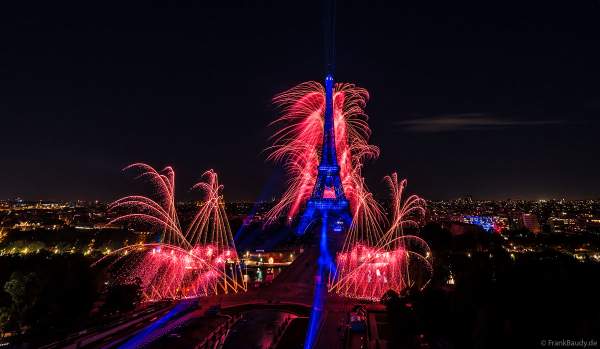 Mächtiges Feuerwerk auf dem Eiffelturm beim französischen Nationalfeiertag in Paris am 14. Juli 2023, Fireworks Eiffel Tower National Day, Le feu d'artifice du 14 juillet - La tour Eiffel