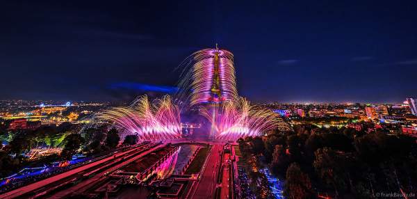 Mächtiges Feuerwerk auf dem Eiffelturm beim französischen Nationalfeiertag in Paris am 14. Juli 2023, Fireworks Eiffel Tower National Day, Le feu d'artifice du 14 juillet - La tour Eiffel