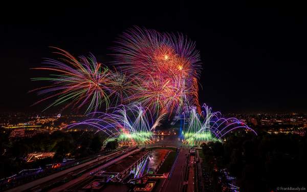 Mächtiges Feuerwerk auf dem Eiffelturm beim französischen Nationalfeiertag in Paris am 14. Juli 2023, Fireworks Eiffel Tower National Day, Le feu d'artifice du 14 juillet - La tour Eiffel