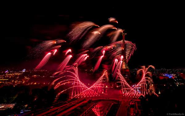 Mächtiges Feuerwerk auf dem Eiffelturm beim französischen Nationalfeiertag in Paris am 14. Juli 2023, Fireworks Eiffel Tower National Day, Le feu d'artifice du 14 juillet - La tour Eiffel