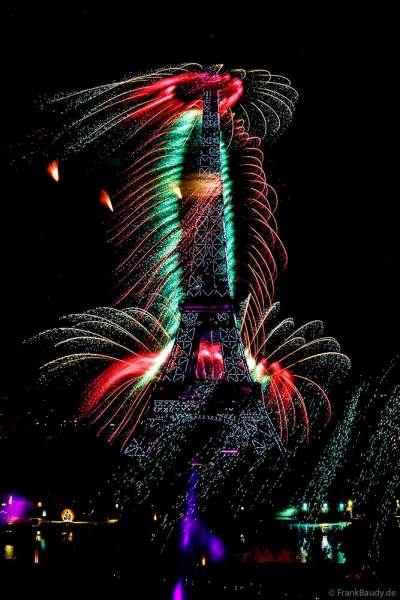 Mächtiges Feuerwerk auf dem Eiffelturm beim französischen Nationalfeiertag in Paris am 14. Juli 2023, Fireworks Eiffel Tower National Day, Le feu d'artifice du 14 juillet - La tour Eiffel