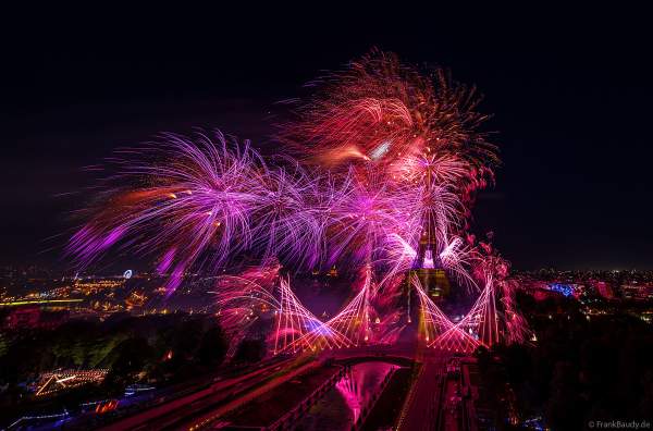 Mächtiges Feuerwerk auf dem Eiffelturm beim französischen Nationalfeiertag in Paris am 14. Juli 2023, Fireworks Eiffel Tower National Day, Le feu d'artifice du 14 juillet - La tour Eiffel