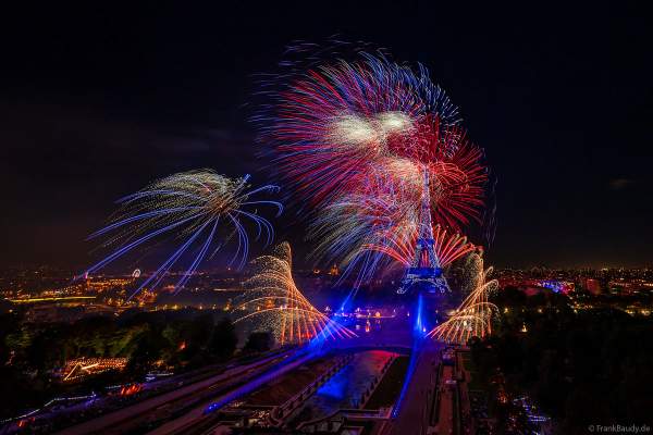 Mächtiges Feuerwerk auf dem Eiffelturm beim französischen Nationalfeiertag in Paris am 14. Juli 2023, Fireworks Eiffel Tower National Day, Le feu d'artifice du 14 juillet - La tour Eiffel