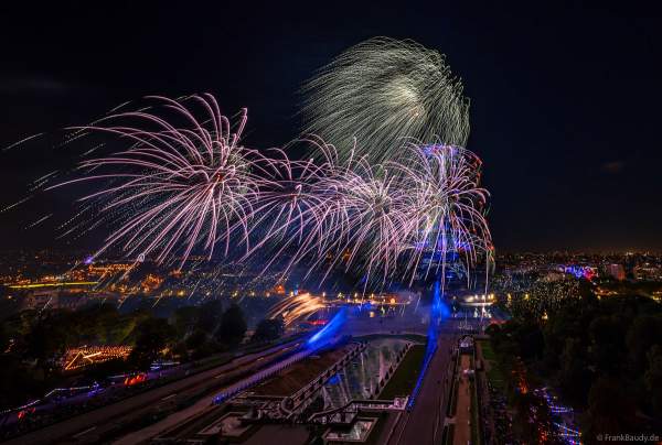 Mächtiges Feuerwerk auf dem Eiffelturm beim französischen Nationalfeiertag in Paris am 14. Juli 2023, Fireworks Eiffel Tower National Day, Le feu d'artifice du 14 juillet - La tour Eiffel