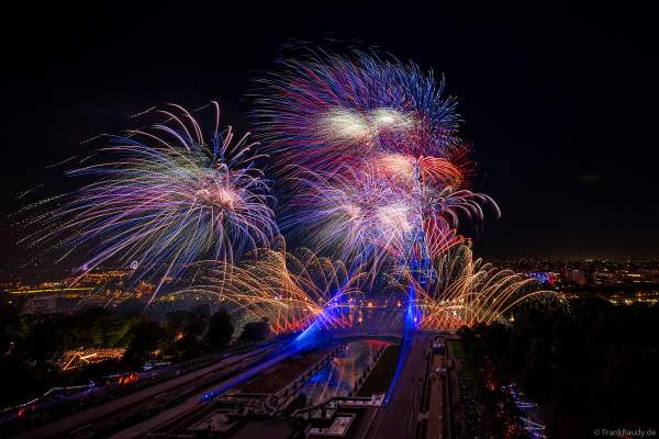 Mächtiges Feuerwerk auf dem Eiffelturm beim französischen Nationalfeiertag in Paris am 14. Juli 2023, Fireworks Eiffel Tower National Day, Le feu d'artifice du 14 juillet - La tour Eiffel