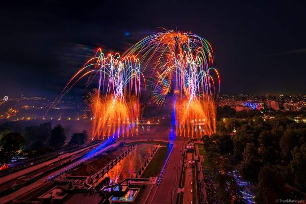 Mächtiges Feuerwerk auf dem Eiffelturm beim französischen Nationalfeiertag in Paris am 14. Juli 2023, Fireworks Eiffel Tower National Day, Le feu d'artifice du 14 juillet - La tour Eiffel