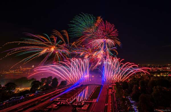 Mächtiges Feuerwerk auf dem Eiffelturm beim französischen Nationalfeiertag in Paris am 14. Juli 2023, Fireworks Eiffel Tower National Day, Le feu d'artifice du 14 juillet - La tour Eiffel