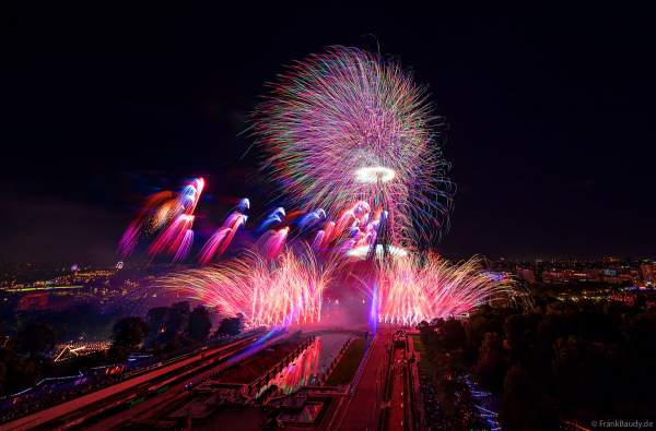 Mächtiges Feuerwerk auf dem Eiffelturm beim französischen Nationalfeiertag in Paris am 14. Juli 2023, Fireworks Eiffel Tower National Day, Le feu d'artifice du 14 juillet - La tour Eiffel