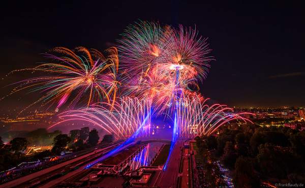 Mächtiges Feuerwerk auf dem Eiffelturm beim französischen Nationalfeiertag in Paris am 14. Juli 2023, Fireworks Eiffel Tower National Day, Le feu d'artifice du 14 juillet - La tour Eiffel
