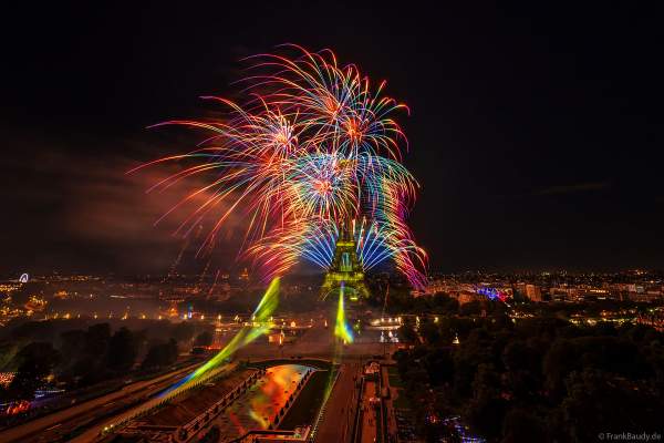 Mächtiges Feuerwerk auf dem Eiffelturm beim französischen Nationalfeiertag in Paris am 14. Juli 2023, Fireworks Eiffel Tower National Day, Le feu d'artifice du 14 juillet - La tour Eiffel