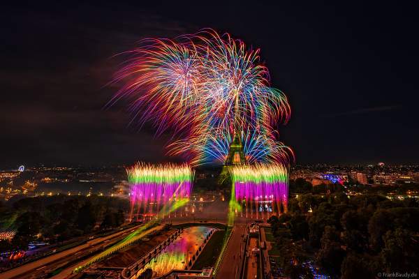 Mächtiges Feuerwerk auf dem Eiffelturm beim französischen Nationalfeiertag in Paris am 14. Juli 2023, Fireworks Eiffel Tower National Day, Le feu d'artifice du 14 juillet - La tour Eiffel