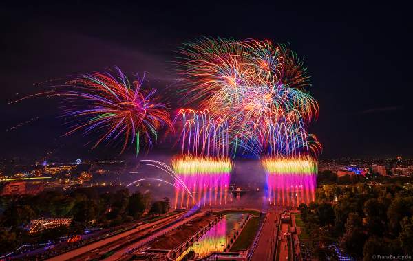 Mächtiges Feuerwerk auf dem Eiffelturm beim französischen Nationalfeiertag in Paris am 14. Juli 2023, Fireworks Eiffel Tower National Day, Le feu d'artifice du 14 juillet - La tour Eiffel