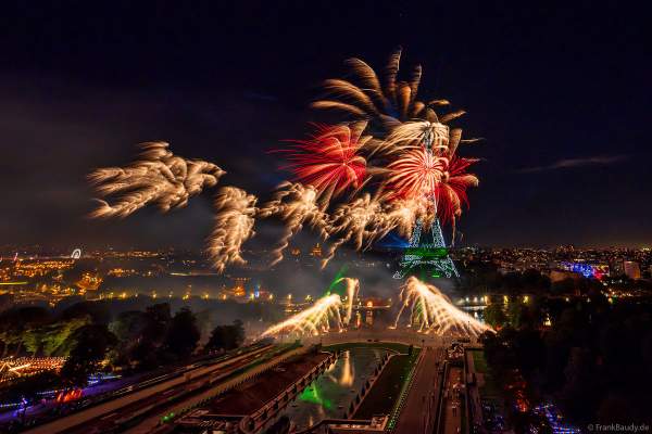 Mächtiges Feuerwerk auf dem Eiffelturm beim französischen Nationalfeiertag in Paris am 14. Juli 2023, Fireworks Eiffel Tower National Day, Le feu d'artifice du 14 juillet - La tour Eiffel