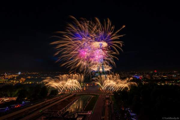 Mächtiges Feuerwerk auf dem Eiffelturm beim französischen Nationalfeiertag in Paris am 14. Juli 2023, Fireworks Eiffel Tower National Day, Le feu d'artifice du 14 juillet - La tour Eiffel
