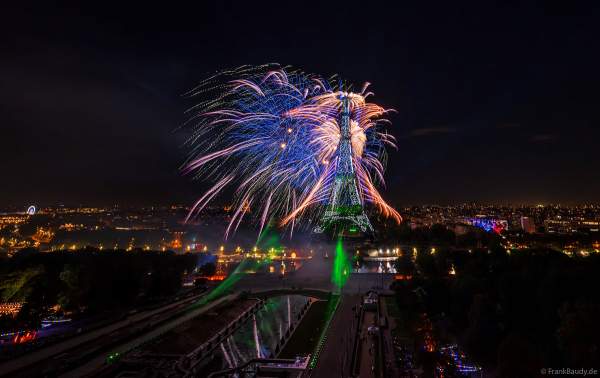 Mächtiges Feuerwerk auf dem Eiffelturm beim französischen Nationalfeiertag in Paris am 14. Juli 2023, Fireworks Eiffel Tower National Day, Le feu d'artifice du 14 juillet - La tour Eiffel