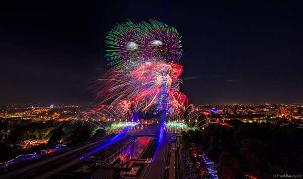Mächtiges Feuerwerk auf dem Eiffelturm beim französischen Nationalfeiertag in Paris am 14. Juli 2023, Fireworks Eiffel Tower National Day, Le feu d'artifice du 14 juillet - La tour Eiffel
