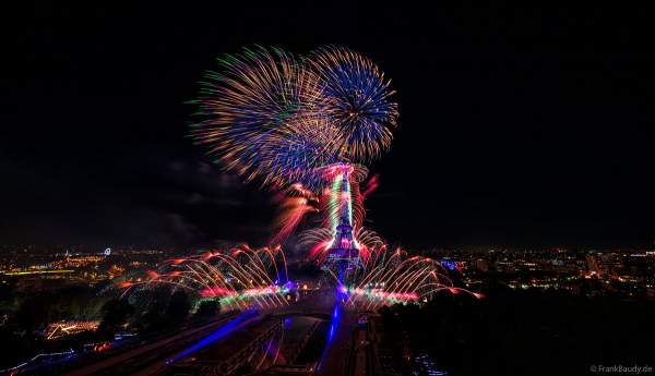 Mächtiges Feuerwerk auf dem Eiffelturm beim französischen Nationalfeiertag in Paris am 14. Juli 2023, Fireworks Eiffel Tower National Day, Le feu d'artifice du 14 juillet - La tour Eiffel
