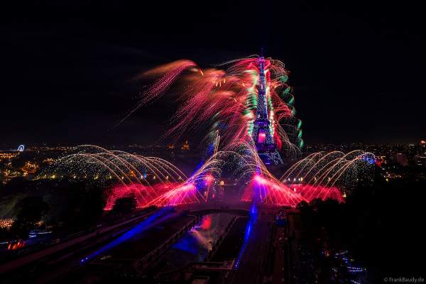 Mächtiges Feuerwerk auf dem Eiffelturm beim französischen Nationalfeiertag in Paris am 14. Juli 2023, Fireworks Eiffel Tower National Day, Le feu d'artifice du 14 juillet - La tour Eiffel