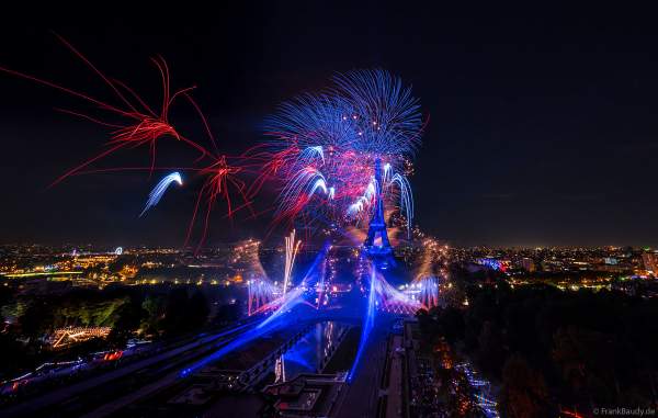 Mächtiges Feuerwerk auf dem Eiffelturm beim französischen Nationalfeiertag in Paris am 14. Juli 2023, Fireworks Eiffel Tower National Day, Le feu d'artifice du 14 juillet - La tour Eiffel