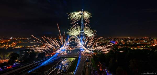 Mächtiges Feuerwerk auf dem Eiffelturm beim französischen Nationalfeiertag in Paris am 14. Juli 2023, Fireworks Eiffel Tower National Day, Le feu d'artifice du 14 juillet - La tour Eiffel