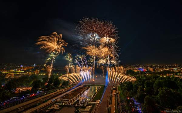 Mächtiges Feuerwerk auf dem Eiffelturm beim französischen Nationalfeiertag in Paris am 14. Juli 2023, Fireworks Eiffel Tower National Day, Le feu d'artifice du 14 juillet - La tour Eiffel
