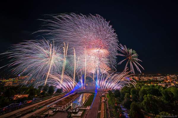 Mächtiges Feuerwerk auf dem Eiffelturm beim französischen Nationalfeiertag in Paris am 14. Juli 2023, Fireworks Eiffel Tower National Day, Le feu d'artifice du 14 juillet - La tour Eiffel