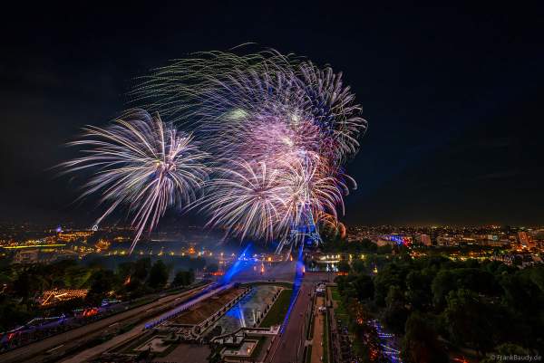 Mächtiges Feuerwerk auf dem Eiffelturm beim französischen Nationalfeiertag in Paris am 14. Juli 2023, Fireworks Eiffel Tower National Day, Le feu d'artifice du 14 juillet - La tour Eiffel