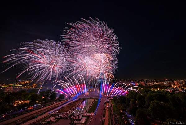 Mächtiges Feuerwerk auf dem Eiffelturm beim französischen Nationalfeiertag in Paris am 14. Juli 2023, Fireworks Eiffel Tower National Day, Le feu d'artifice du 14 juillet - La tour Eiffel