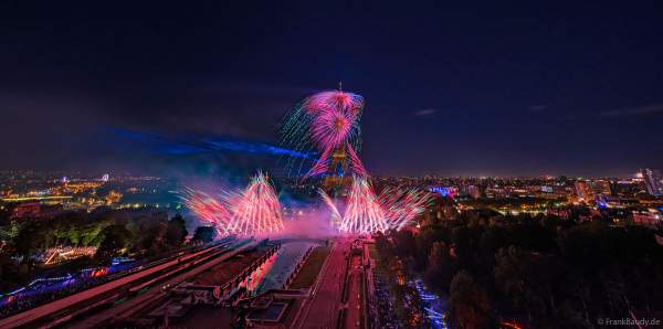 Mächtiges Feuerwerk auf dem Eiffelturm beim französischen Nationalfeiertag in Paris am 14. Juli 2023, Fireworks Eiffel Tower National Day, Le feu d'artifice du 14 juillet - La tour Eiffel