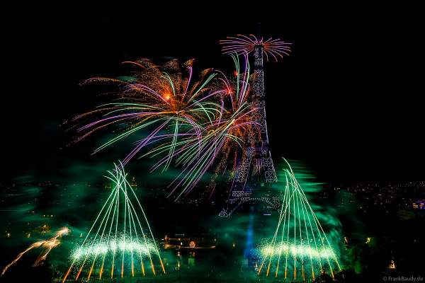 Mächtiges Feuerwerk auf dem Eiffelturm beim französischen Nationalfeiertag in Paris am 14. Juli 2023, Fireworks Eiffel Tower National Day, Le feu d'artifice du 14 juillet - La tour Eiffel
